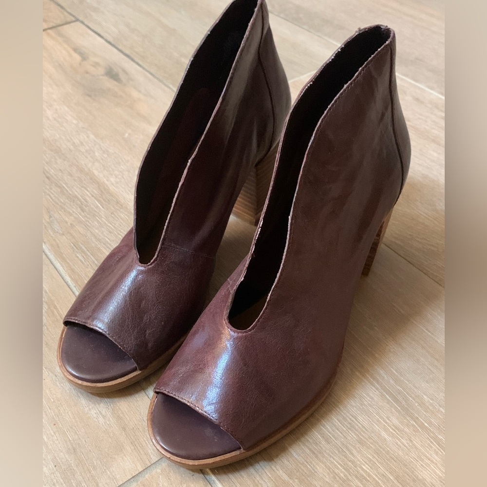 Lucky Brand open slit heels. Burgundy color.